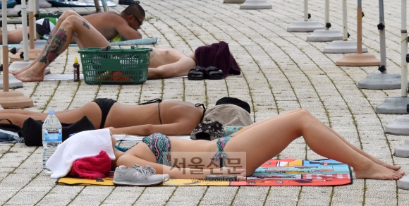 13일  전국 대부분 지역에 폭염 특보가 발효된 가운데  시민들이 서울 한강 뚝섬수영장에서 일광욕을 하고 있다 2018.7.13최해국seaworld@seoul.co.kr