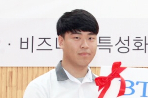 비투비 이창섭, 모교 찾아 후배들에게 장학금 1천만원 전달