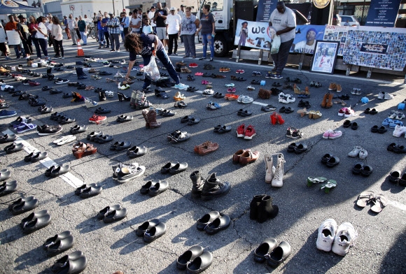 13일(현지시간) 미국 캘리포니아 로스앤젤레스에서 총기폭력 피해자를 위한 집회 기간 동안 총기폭력 희생자들을 대신하는 2,000 켤레의 신발이 놓여져 있다. 2018년 총기폭력 희생자는 3만752명이다. EPA 연합뉴스