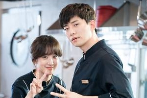 ‘기름진 멜로’ 정려원X이준호X장혁, 비하인드 스틸 공개 ‘훈훈 케미’