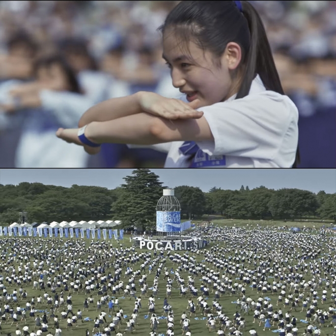 일본의 한 음료 CM송에 맞춰 단체 군무를 펼치는 학생들. 大塚製&#34220; 公式チャンネル.