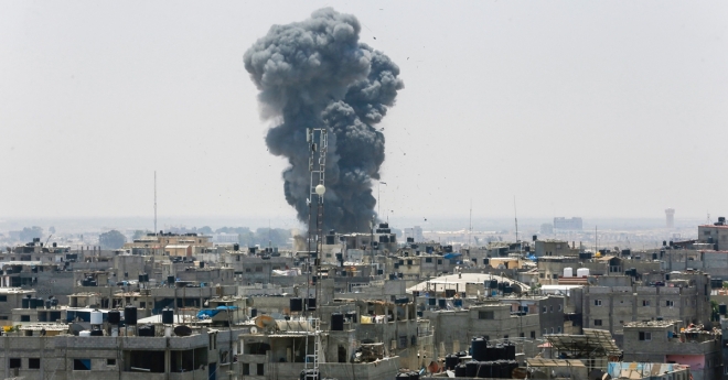 이스라엘군이 팔레스타인 무장정파 ‘하마스’를 공격한다면서 하마스가 장악한 가자지구의 북부 지역을 14일(현지시간) 대규모로 공습했다. 2014년 7~8월 진행된 가자지구 공습 이후 최대 규모다. AFP연합뉴스