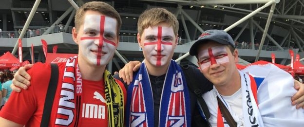 잉글랜드 팬이냐고? 아니다. 러시아 사마라의 젊은이들이 단지 “잉글랜드 축구를 좋아한다”는 이유만으로 유니언잭을 얼굴에 그려넣었다.