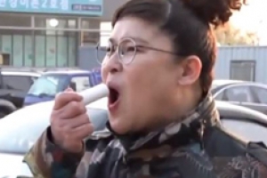 ‘전지적 참견 시점’ 이영자, 남다른 크기 립밤 공개 “딱풀 같아”
