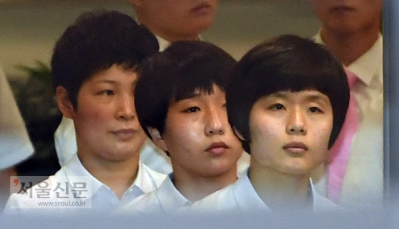 15일 인천국제공항으로 입국한 북한탁구선수단이 세관검사를 앞두고 줄을 서 있다. 2018. 7. 15  박지환 기자 popocar@seoul.co.kr