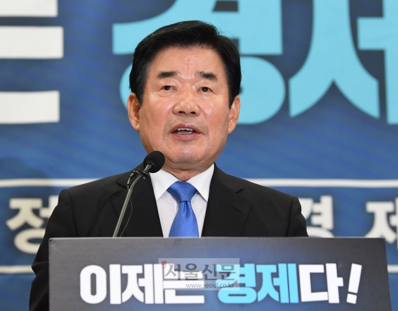 더불어민주당 김진표 의원이 지난 달 15일 오전 국회 의원회관에서 당대표 경선 출마를 공식 선언하고 있다.  김명국 선임기자 daunso@seoul.co.kr