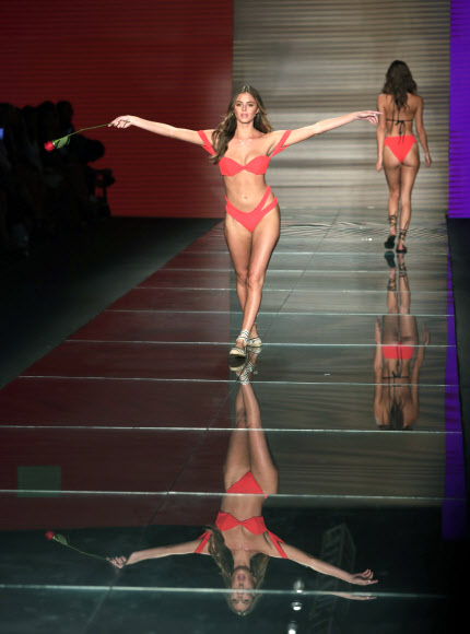 15일(현지시간) 미국 플로리다주 마이애미에서 열린 ‘마이애미 스윔 위크(Miami Swim Week)’패션쇼 무대에 오른 모델이 브랜드 ‘Montce’의 수영복을 선보이고 있다. <br>AP 연합뉴스