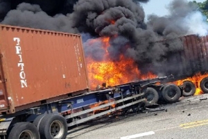 [포토] 도로 위 불타는 트레일러…3명 사상