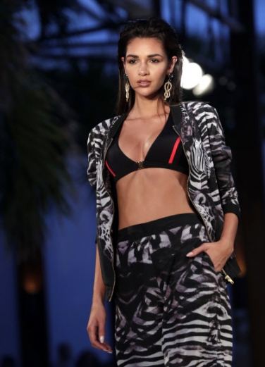 15일(현지시간) 미국 플로리다주 마이애미에서 열린 ‘마이애미 스윔 위크(Miami Swim Week)’에서 호주의 ‘Fashion Palette’가 기획한 패션쇼에 모델들이 다양한 비치웨어를 선보이고 있다.<br>AP 연합뉴스