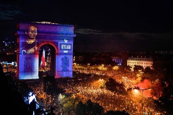 프랑스 혁명기념 축제, 개선문 영웅들로 물들었다