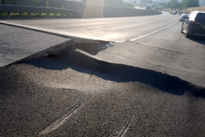 더위 먹은 고속도로…30cm 솟아올라 ‘점프대’ 생겨