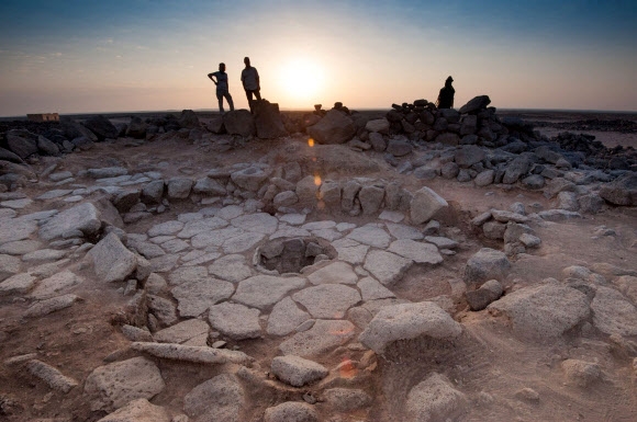 요르단 북동부 검은사막의 ‘슈바이카 1’로 알려진 나투프 수렵 유적지에서 인류의 농경문화가 시작되기 훨씬 전인 약 1만 4500년 전에 빵을 만들어 먹은 흔적이 발견됐다고 16일(현지시간) 외신은 전했다. 로이터 연합뉴스