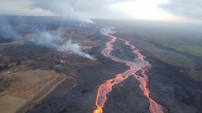 16일(현지시간) 미국 하와이주 빅아일랜드(하와이섬) 킬라우에아 화산에서 화산 폭발로 발생한 용암이 바다로 흘러가고 있는 모습  CNN 화면 캡쳐   