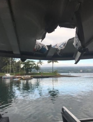 16일(현지시간) 미국 하와이주 빅아일랜드(하와이섬)화산 폭발로 튕겨져 나온 용암 바위가 관광 보트 지붕을 관통한 모습  CNN 캡쳐  