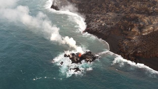 미국 하와이주 킬라우에아 화산 분출로 용암이 바다로 흘러들어 만들어진 조그만 섬 모습. 미국 지질조사국 제공