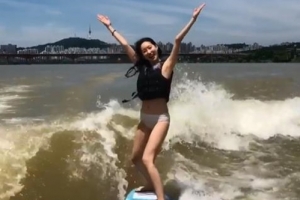 [포토] 한강서 웨이크 보드타는 미코 출신 미녀
