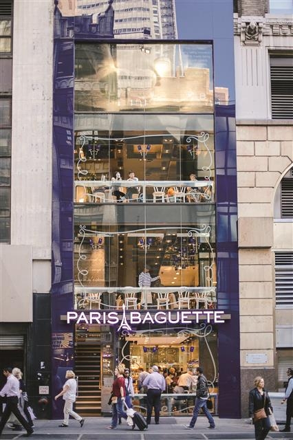 파리바게뜨는 2013년 뉴욕 맨해튼 타임스스퀘어, 미드타운, 어퍼웨스트사이드 등에 진출해 좋은 성과를 거두고 있다. 사진은 파리바게뜨 맨해튼 40번가점.  SPC그룹 제공