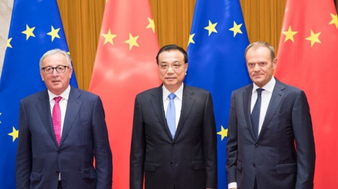 리커창(가운데) 중국 총리가 제20차 중국 유럽연합(EU) 정상회의를 16일 베이징 인민대회당에서 주재하고 있다. 출처: 신화사