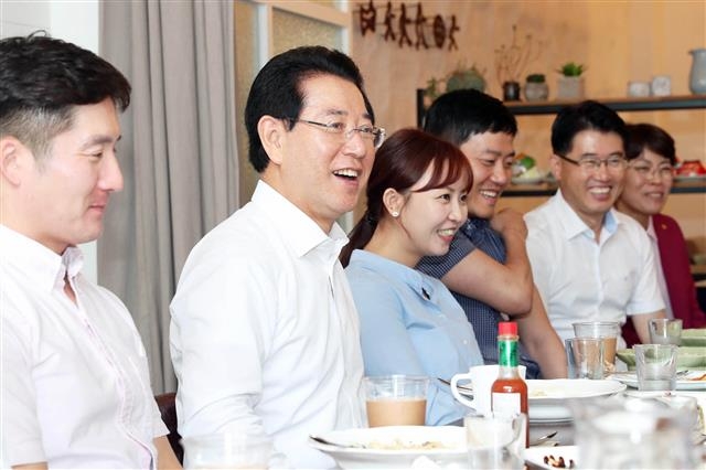 김영록(왼쪽) 전남지사가 신규 직원 대상 멘토링 프로그램인 ‘아는 선배’ 모임에 참석해 오찬을 함께하면서대화를 하고 있다.  전남도 제공