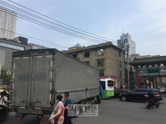 조중우의교를 건너 중국으로 온 북한 화물트럭이 중국 단둥세관에서 나와 어디론가 이동하고 있다. 단둥 시내에선 ‘평북’ 번호판을 단 트럭을 손쉽게 볼 수 있다.