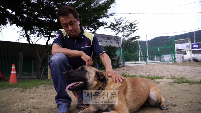 강진 여고생 실종사건시 사체 발견에 큰 몫을 했던 경찰수색견 ‘미르’와 포즈를 취하고 있는 최소장