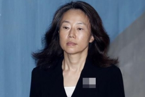 [포토] 서류봉투 들고 법정 향하는 조윤선