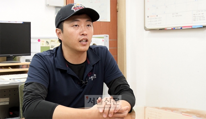 오현택 사육사가 지난 17일 서울대공원 동물원 사무실에서 서울신문 인터뷰에 응하고 있다.