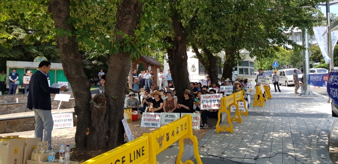 한국학생복산업협회 회원들이 18일 오후 경기도청 앞에서 무상교복 현물지급 조례안 재검토를 요구하는 집회를 열고 있다. 