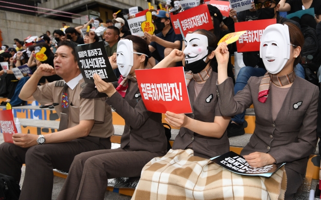 지난 8일 서울 세종문화회관 계단에서 열린 아시아나항공 오너 퇴진 집회에 참석한 아시아나 항공 직원들. 서울신문 DB