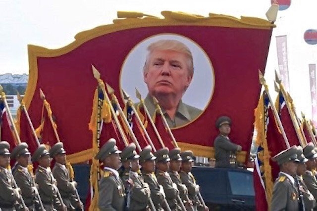 미국 네티즌들이 열병식에 집착하는 도널드 트럼프 미국 대통령을 빗대 열병식을 진행하는 북한군 군기 김일성 주석 자리에 트럼프 대통령의 얼굴을 합성해 패러디한 사진 트위터 캡쳐  