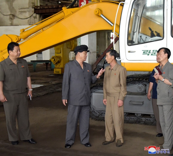 북한 박봉주 총리, 락원기계련합기업소 방문