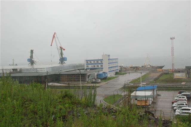 동북아시아 물류 거점으로 부상하는 러시아 하산스키군 포시예트만의 자루비노 항구에서 선박 하역 작업이 진행되고 있다.