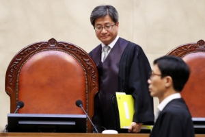부친상 중에 판결문 읽은 김명수 대법원장
