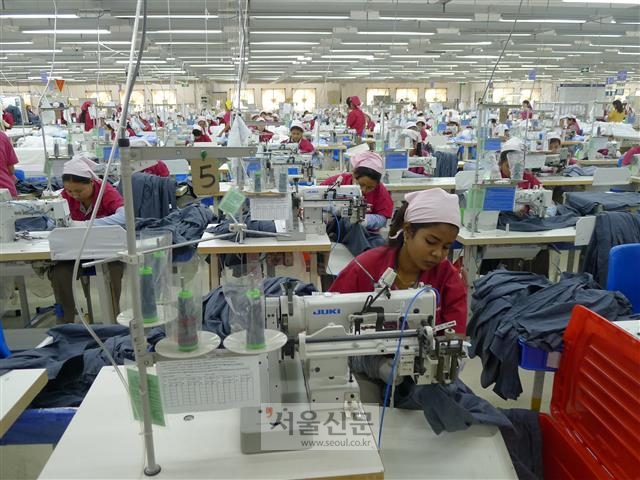 미얀마 틸라와 특별경제구역에서 2016년부터 조업해 온 중국 의류 제조사인 ‘루타이 미얀마’의 작업장. 미얀마 노동자들이 미싱 등을 이용해 와이셔츠와 남성복들을 만드느라 눈길도 주지 않은 채 일에 열중하고 있다.
