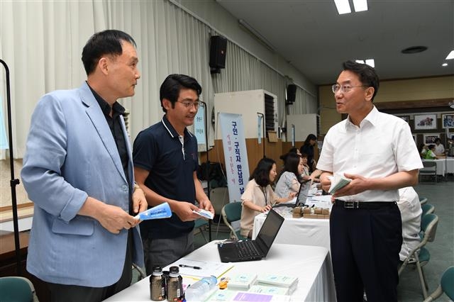 김선갑(오른쪽) 광진구청장이 지난 18일 서울 광진구청 대강당에서 열린 ‘2018, 광진 19데이’ 행사장에 참석해 구인 업체 직원들과 이야기를 하고 있다.  광진구 제공