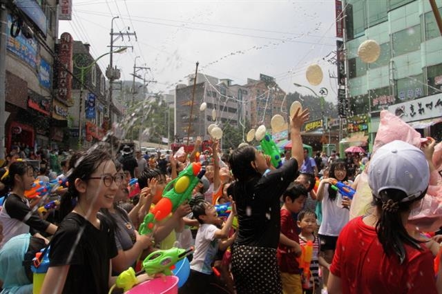 지난해 태백 쿨 시네마축제 참가자들이 시내에서 물총놀이를 하며 즐거워하고 있다.  태백시 제공