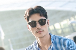 김강우, ‘현지에서 먹힐까?’ 예능 첫 출근길 “소통하는 배우 되고파”