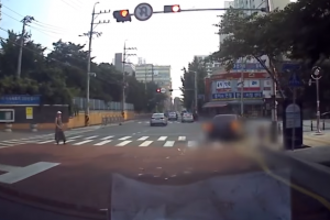 대구 도심에서 50대 여성이 에쿠스 몰며 1500만원 뿌려