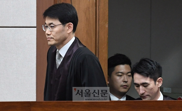 [속보] 박근혜 ‘국정원 특활비’ 징역6년·33억원 추징