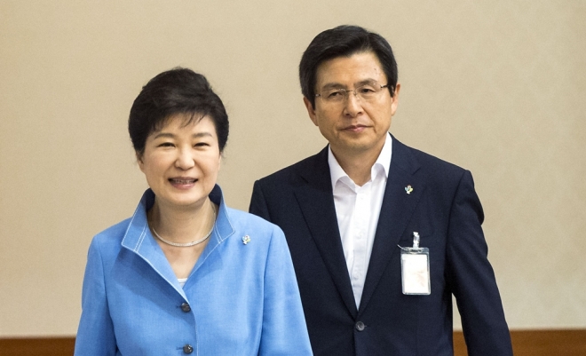박근혜(왼쪽) 전 대통령이 21일 청와대에서 열린 국무회의에 황교안 국무총리와 참석하고 있다. 2016.6.21  안주영 기자 jya@seoul.co.kr