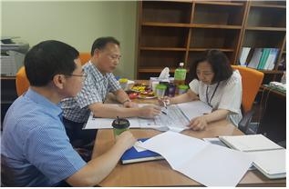 서울특별시의회 김경영 의원(더불어민주당, 서초2)은 서리풀 터널(서초역~방배로간) 상부공간 활용에 관한 주민 민원을 해결하기 위해 7월 19일 오후 의원연구실에서 서울특별시 도시기반시설본부 관계자들과 간담회를 가졌다.