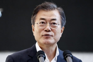 문 대통령 “국정원, 정권 아닌 국민에 충성해야”…정치적 중립 보장 약속