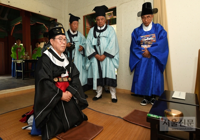 신동헌 광주시장이 20일 숭열전과 광주향교에서 고유제를 올렸다. 신 시장이 초헌관으로 잔을 올리고 있다.(광주시 제공)