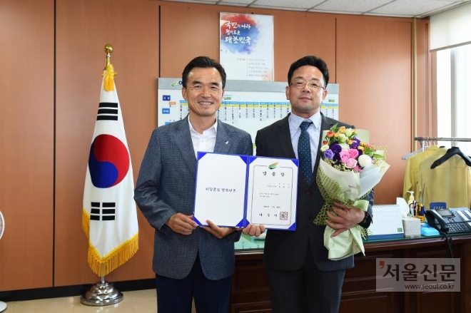 김현수(오른쪽) 여주 부시장이 이항진(왼쪽) 시장으로부터 사령장을 받고 기념사진을 찍고있다. (여주시 제공)