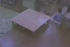 끊임없는 아동학대…머리 때리고 발로 찬 보육교사