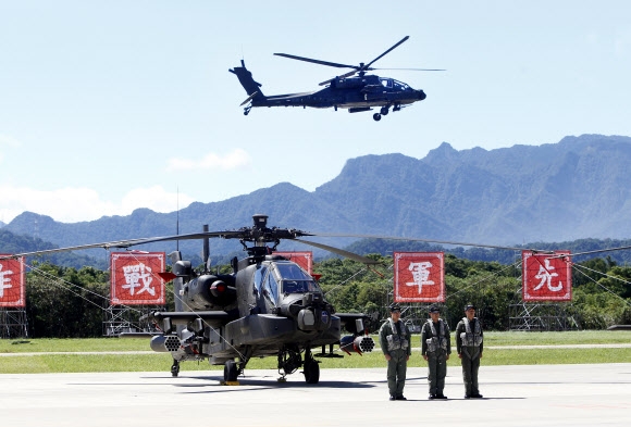 대만군이 미국으로부터 도입한 AH-64 공격헬기가 지난 17일 타오위안시 룽청기지를 비행하고 있다.  타오위안 AP 연합뉴스