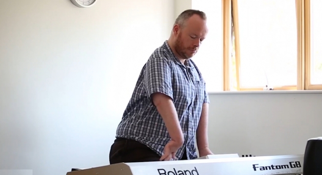 근육을 약하게 할 뿐 아니라 관절을 경직시키는 관절굽음증이란 선천적 질병을 가지고 태어났음에도 불구하고 역경을 딛고 일어난 남성이 피아노를 연주하는 모습(유튜브 영상 캡처) 