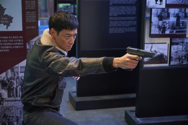 영화 ‘인랑’의 한 장면. 강렬한 액션과 호화 캐스팅 등 비주얼은 충실하지만 무게감은 원작보다 덜하다는 평가다.  워너 브라더스 코리아 제공