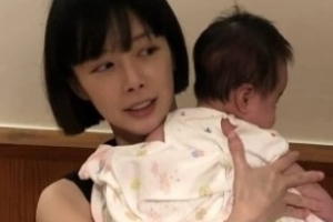 ‘초보 엄마’ 신지수, 출산 후 더 예뻐진 근황 ‘딸 품에 안고 셀카~’