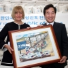 난민 그림 선물 받은 이낙연 총리
